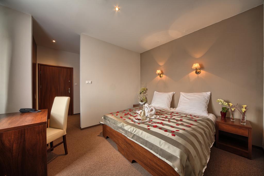 Hotel Stara Fabryka Malogoszcz Kamer foto