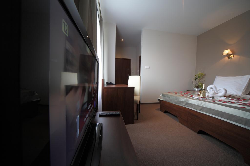 Hotel Stara Fabryka Malogoszcz Kamer foto